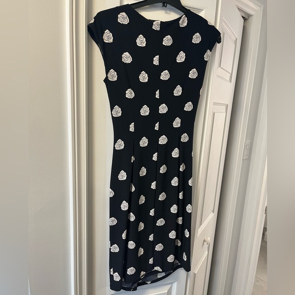 Black and white geometric rose pattern stretch material. - Picture 2 of 2